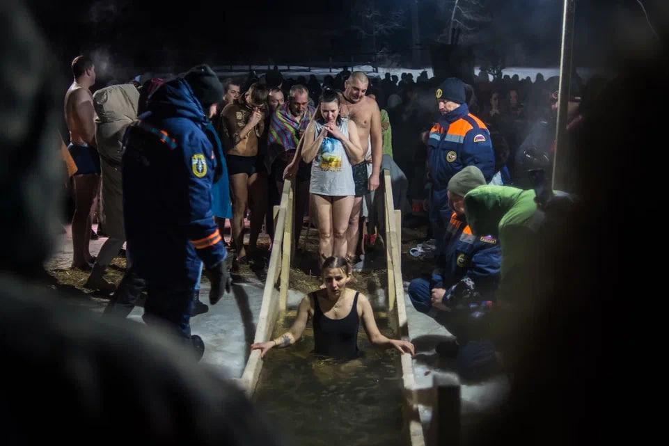 Фото Появились фотографии крещенских купаний в Новосибирске 19 января 7