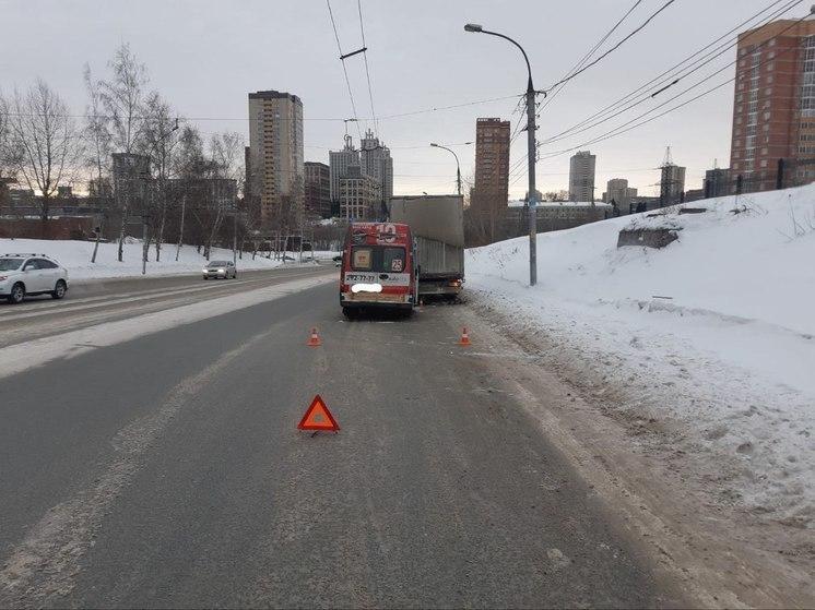 Фото В Новосибирске два человека пострадали в ДТП с маршруткой №25 2