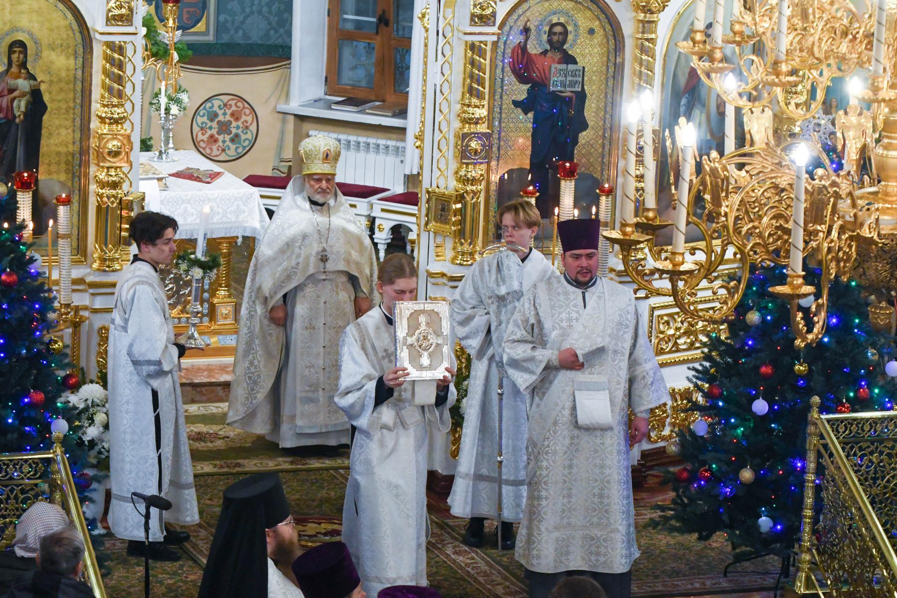 Фото Как в Новосибирске отметили Рождество: фото из Вознесенского собора 8