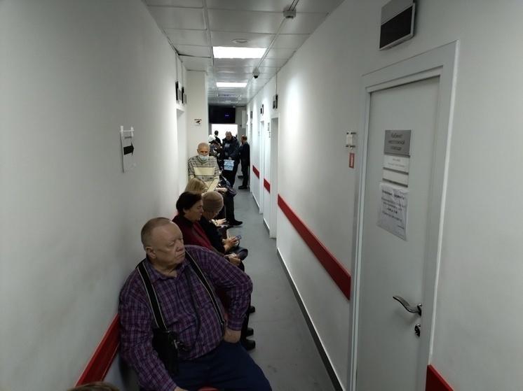 Фото В Новосибирске пришедший в отпуск участник СВО передал бойцам трости 2
