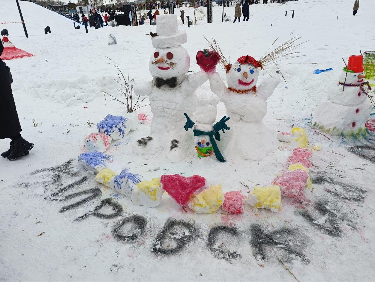 Фото Сотни новосибирцев слепили снеговиков у «Сибирь-Арены»: фоторепортаж с Фестиваля снежных баб 6