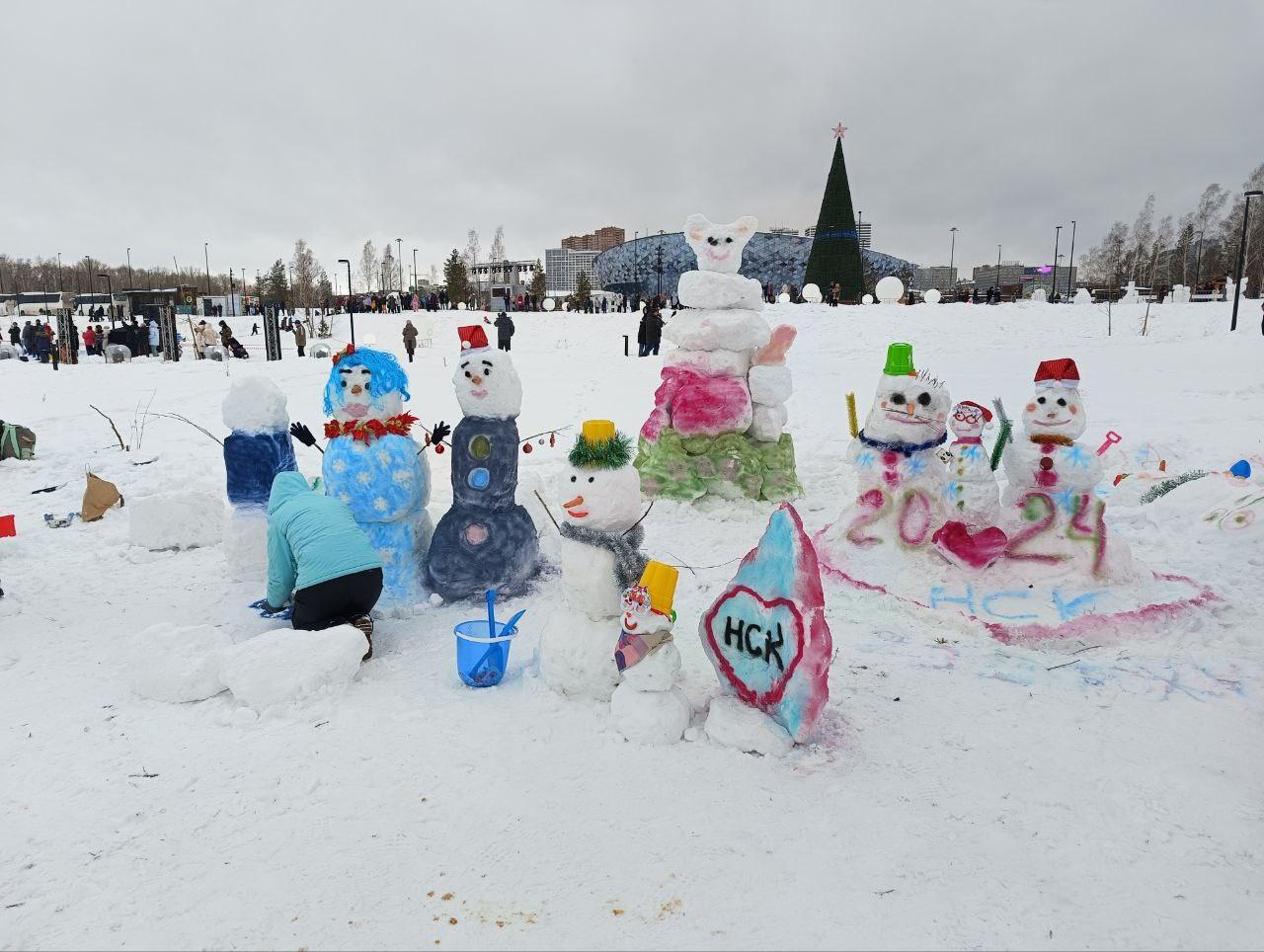 Фото Сотни новосибирцев слепили снеговиков у «Сибирь-Арены»: фоторепортаж с Фестиваля снежных баб 8