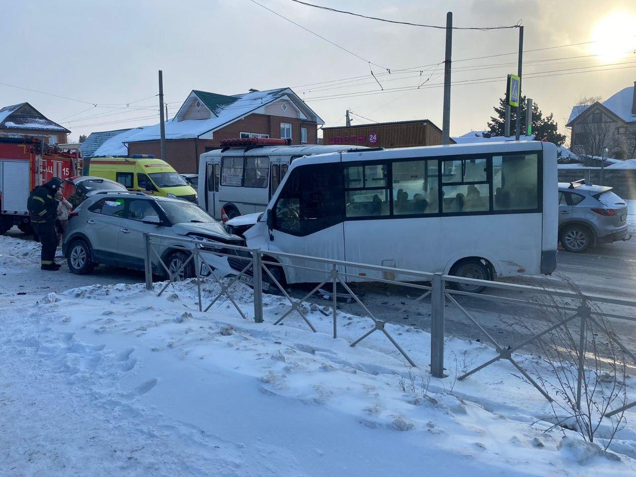 Фото Новосибирская маршрутка с пассажирами врезалась в автомобиль на остановке 2