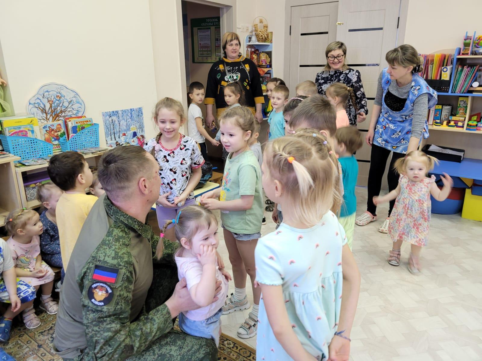 Фото «Я не мог не прийти»: в Новосибирске приехавший в отпуск участник СВО навестил детсадовцев 3
