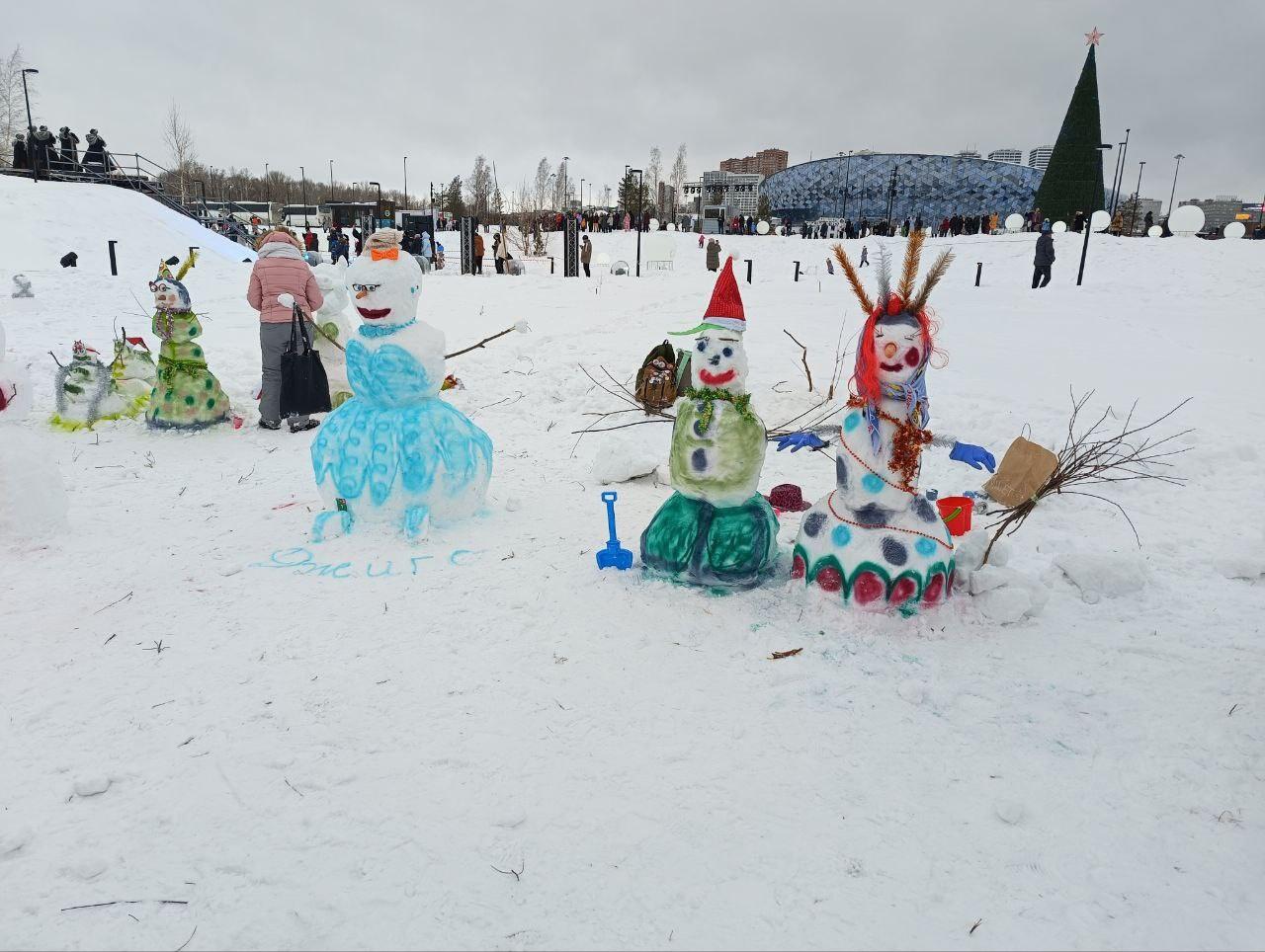 Фото Сотни новосибирцев слепили снеговиков у «Сибирь-Арены»: фоторепортаж с Фестиваля снежных баб 5