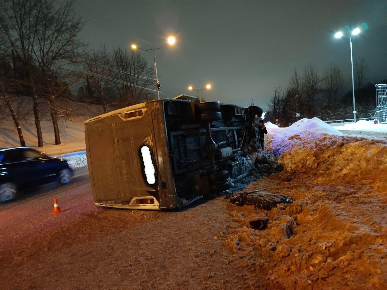 Фото Здоровью ничего не угрожает: в Новосибирске перевернулась маршрутка с 5 пассажирами 2