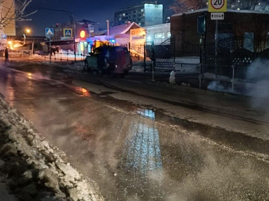 Фото Пострадавшие люди и поломанные машины: последствия прорыва труб в Новосибирске 2