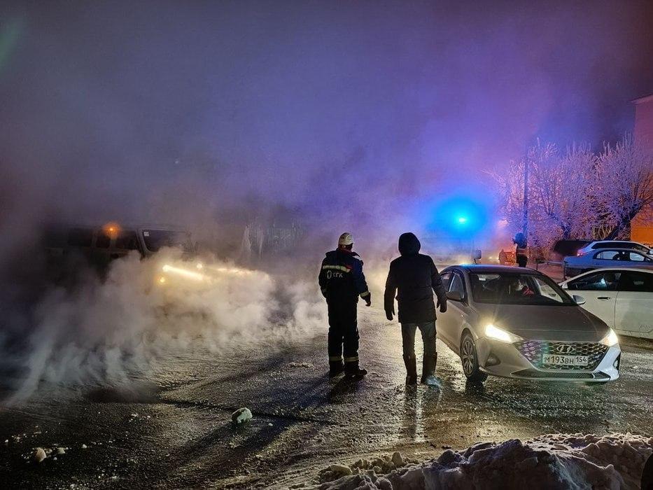 Фото Пострадавшие люди и поломанные машины: последствия прорыва труб в Новосибирске 4
