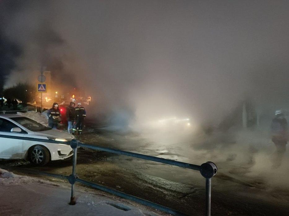 Фото Пострадавшие люди и поломанные машины: последствия прорыва труб в Новосибирске 6
