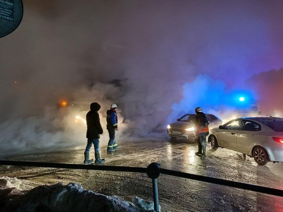 Фото Пострадавшие люди и поломанные машины: последствия прорыва труб в Новосибирске 7