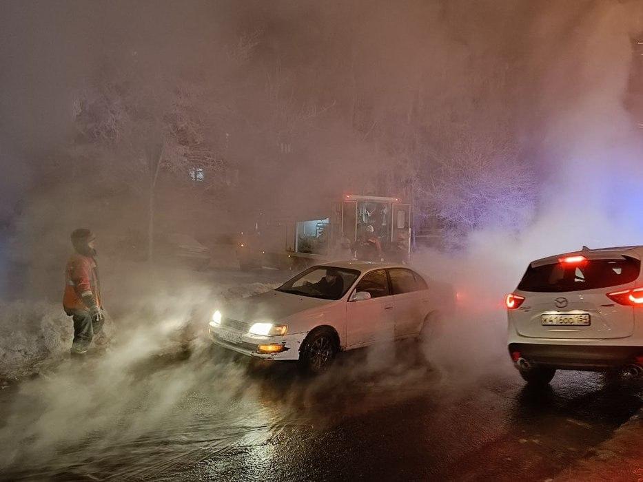 Фото Пострадавшие люди и поломанные машины: последствия прорыва труб в Новосибирске 8
