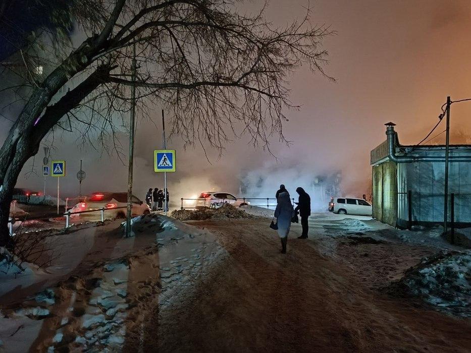 Фото Пострадавшие люди и поломанные машины: последствия прорыва труб в Новосибирске 10