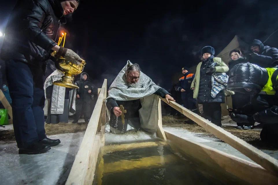 Фото Появились фотографии крещенских купаний в Новосибирске 19 января 5