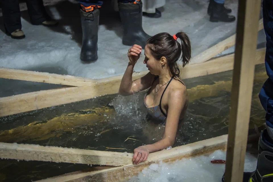 Фото Появились фотографии крещенских купаний в Новосибирске 19 января 6