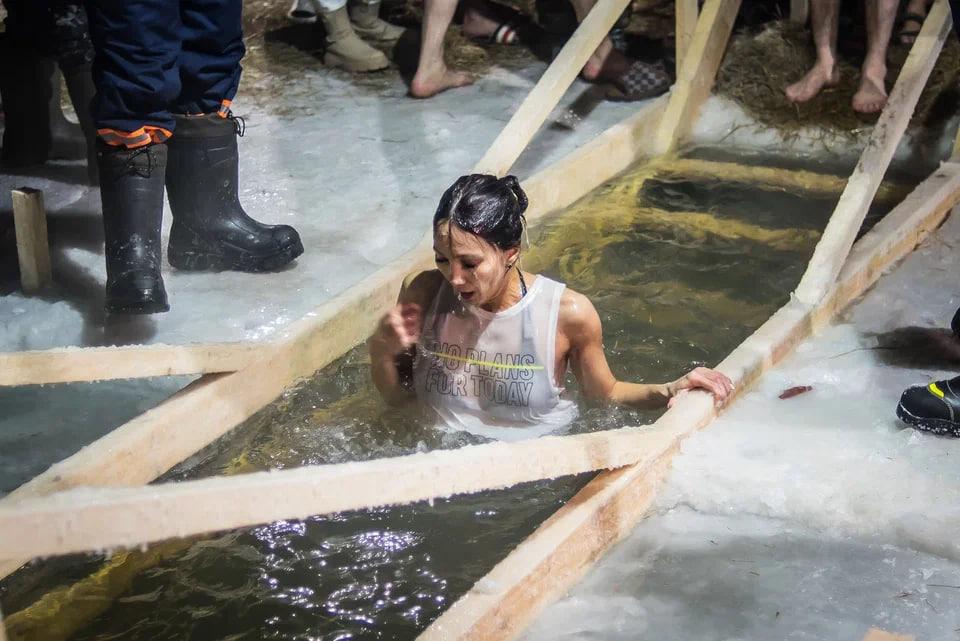 Фото Появились фотографии крещенских купаний в Новосибирске 19 января 8