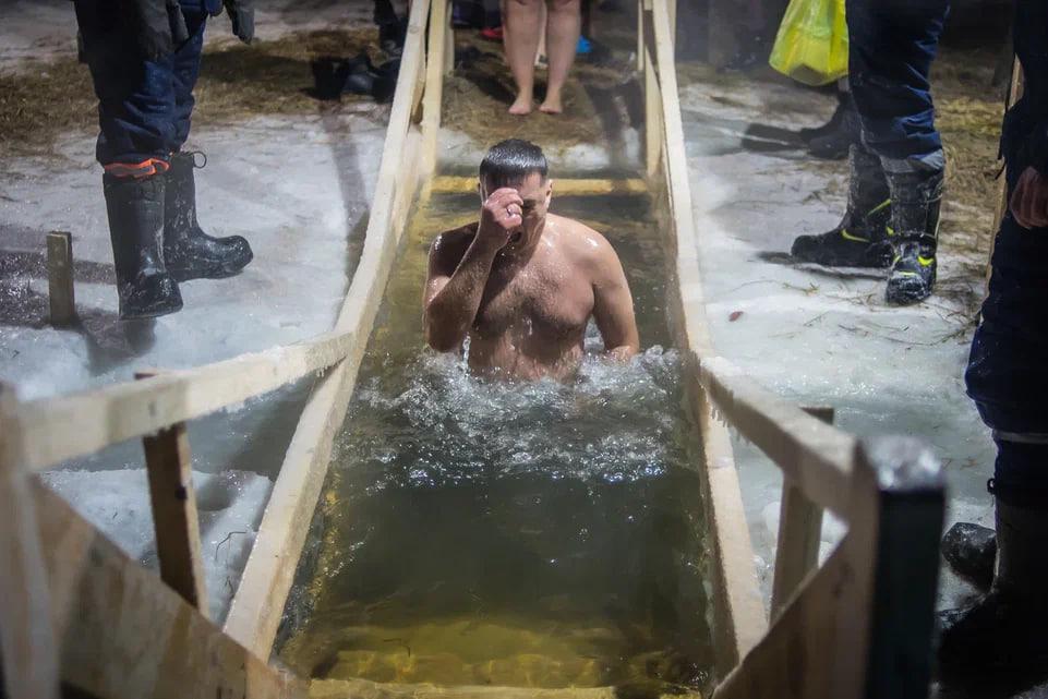 Фото Появились фотографии крещенских купаний в Новосибирске 19 января 9