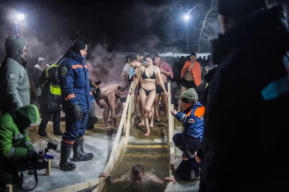 Фото Появились фотографии крещенских купаний в Новосибирске 19 января 10