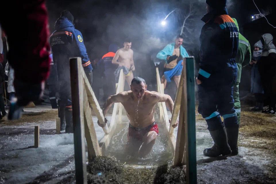 Фото Появились фотографии крещенских купаний в Новосибирске 19 января 11