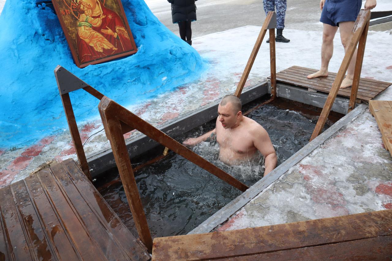 Фото В Новосибирске ИК-18 осуждённые окунулись в купель на Крещение — как это было 13