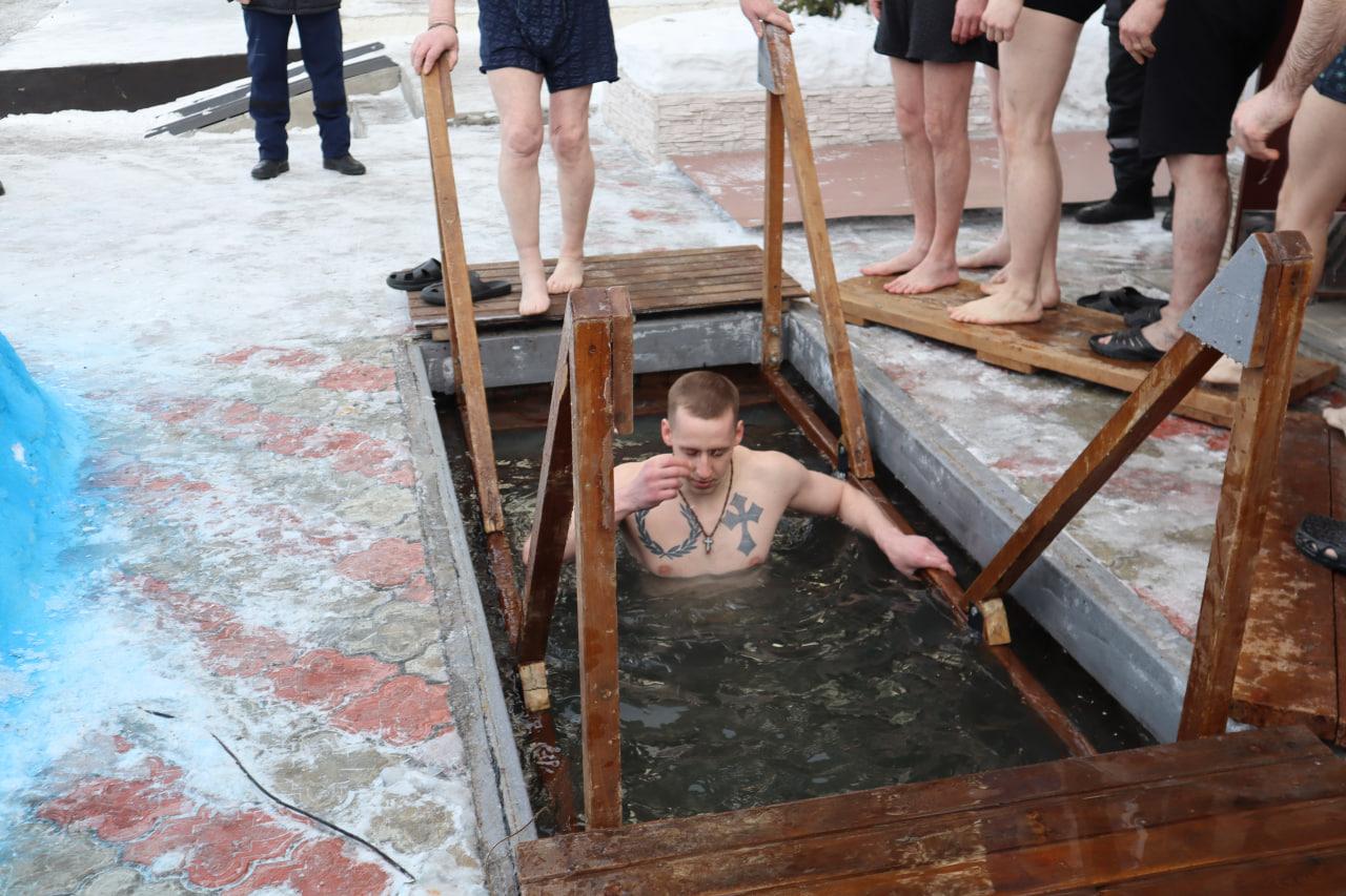 Фото В Новосибирске ИК-18 осуждённые окунулись в купель на Крещение — как это было 15