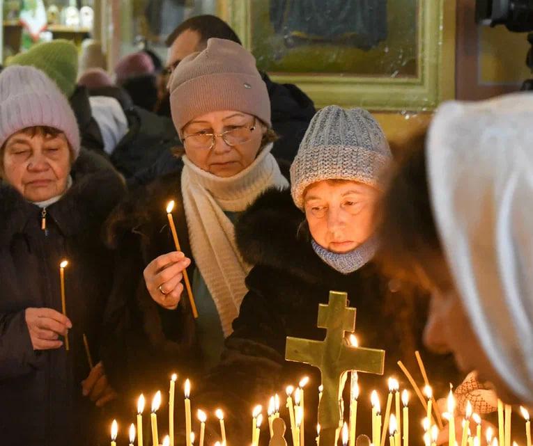 Фото Сотни новосибирцев пришли за святой водой в Вознесенский собор на Крещение 3