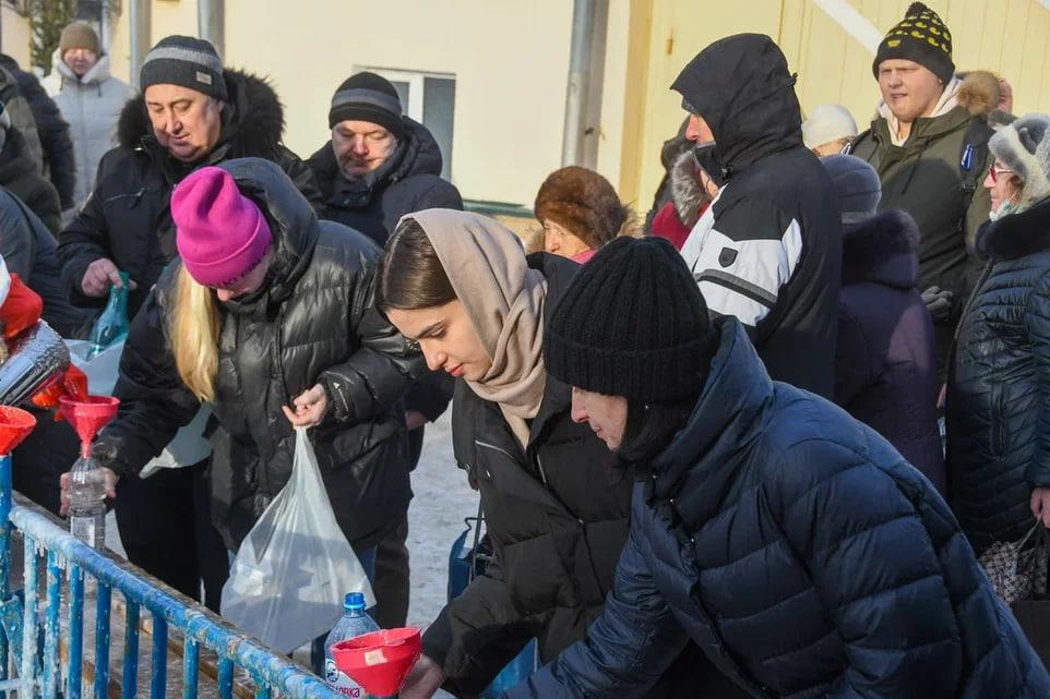 Фото Сотни новосибирцев пришли за святой водой в Вознесенский собор на Крещение 5