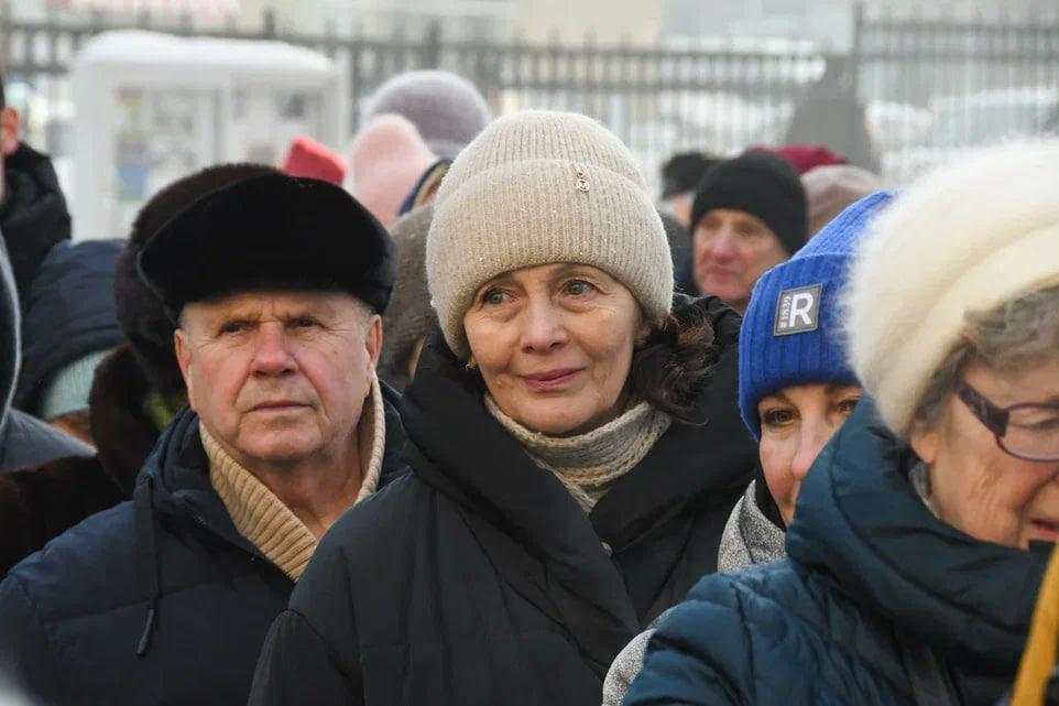 Фото Сотни новосибирцев пришли за святой водой в Вознесенский собор на Крещение 7