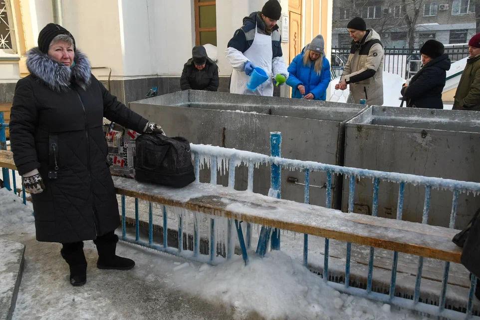 Фото Сотни новосибирцев пришли за святой водой в Вознесенский собор на Крещение 8