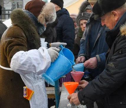 Фото Сотни новосибирцев пришли за святой водой в Вознесенский собор на Крещение 9