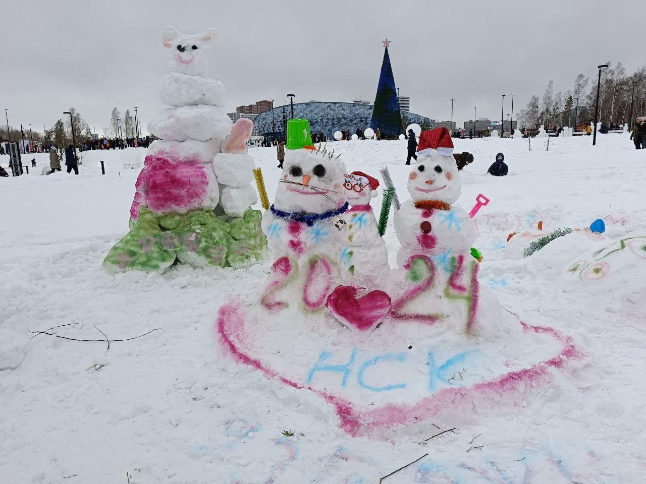 Фото Сотни новосибирцев слепили снеговиков у «Сибирь-Арены»: фоторепортаж с Фестиваля снежных баб 7
