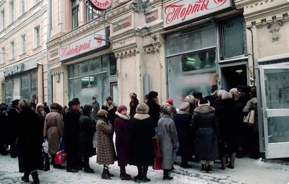 Фото Огромная очередь и конная упряжка. В Новосибирске опубликованы кадры празднования Старого Нового года 13 января в СССР 2