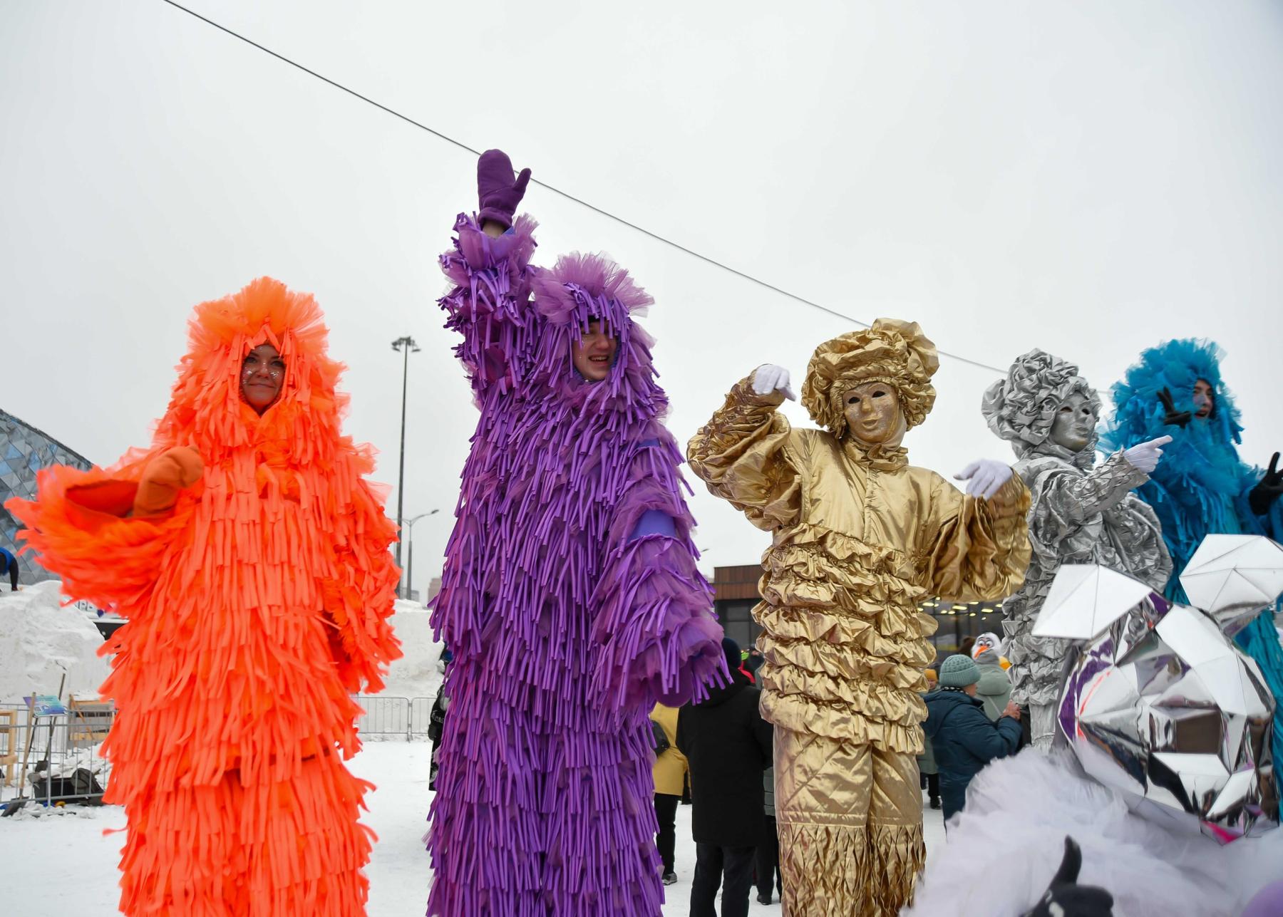 Фото Открытие ледового городка, снежный фестиваль и Рождество. Опубликован фоторепортаж праздничных гуляний-2025 в Новосибирске 19