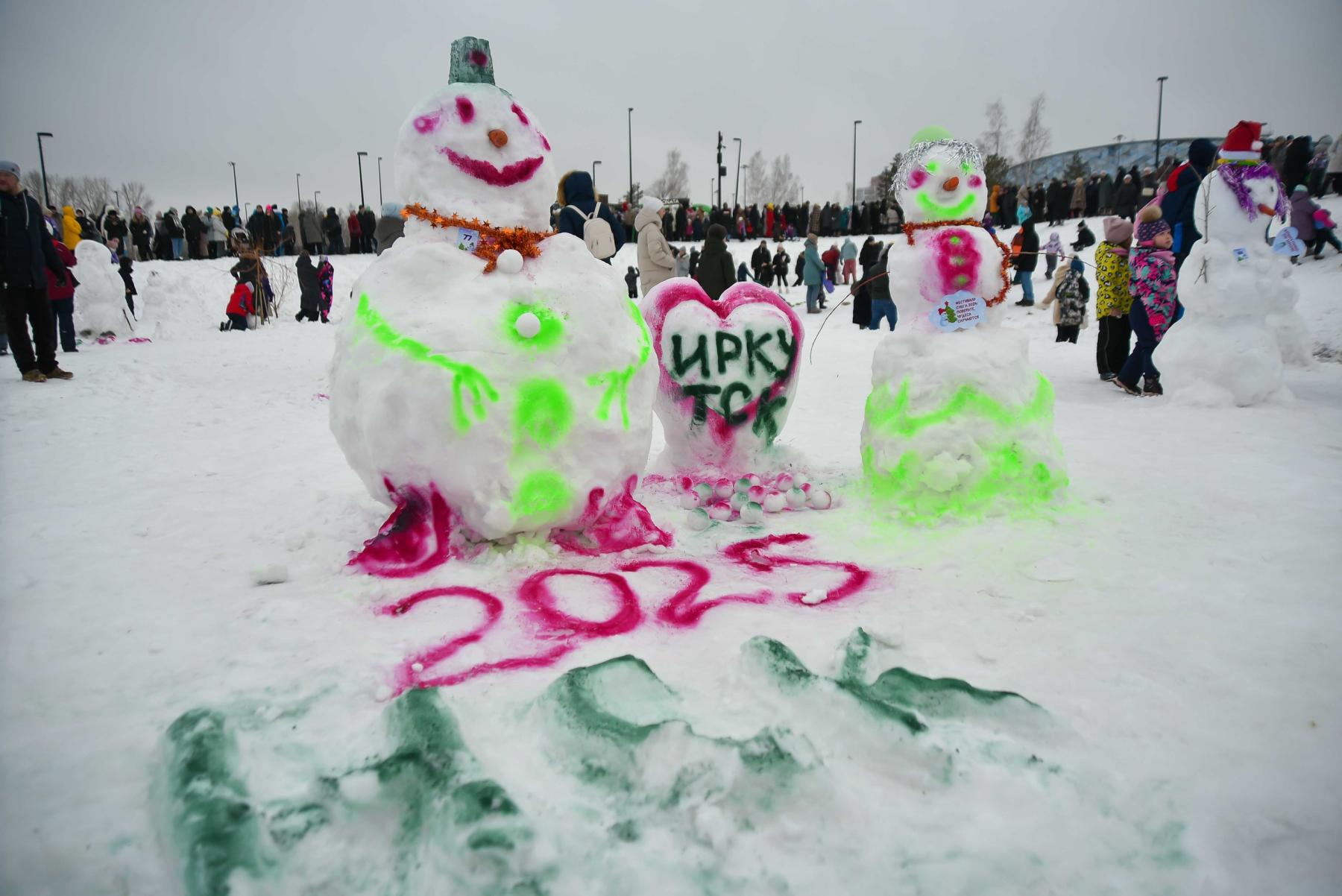 Фото Открытие ледового городка, снежный фестиваль и Рождество. Опубликован фоторепортаж праздничных гуляний-2025 в Новосибирске 20