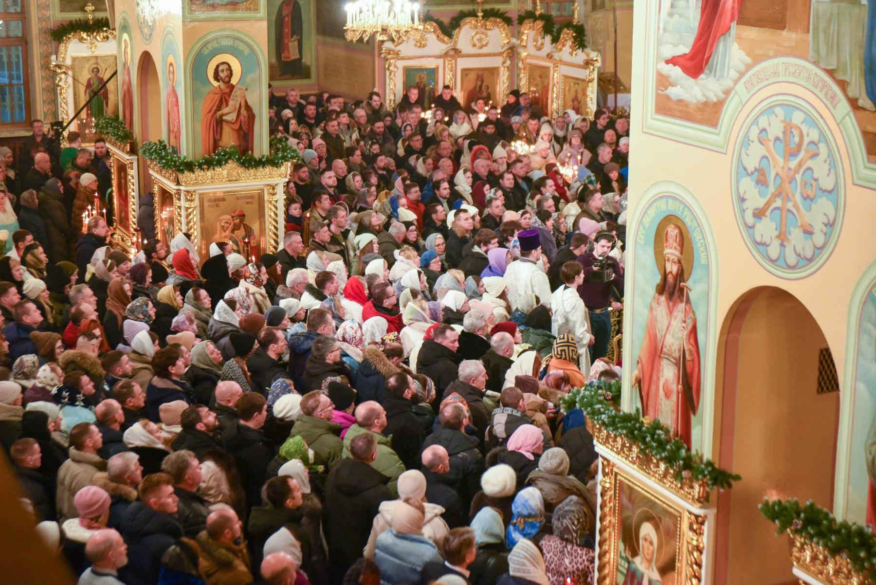 Фото Тысячи новосибирцев посетили службу в храмах в Рождественскую ночь. ФОТОРЕПОРТАЖ 17