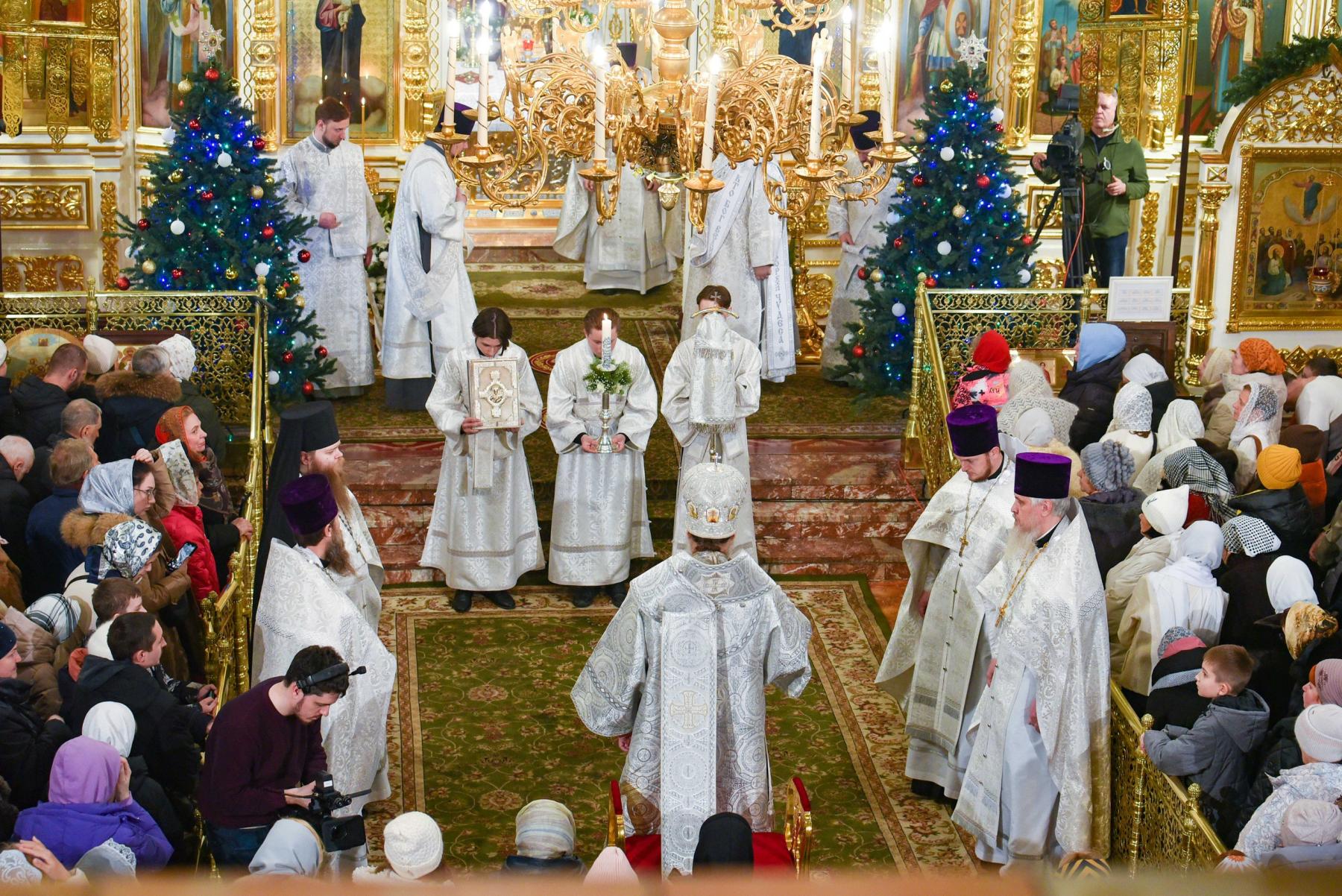 Фото Тысячи новосибирцев посетили службу в храмах в Рождественскую ночь. ФОТОРЕПОРТАЖ 18