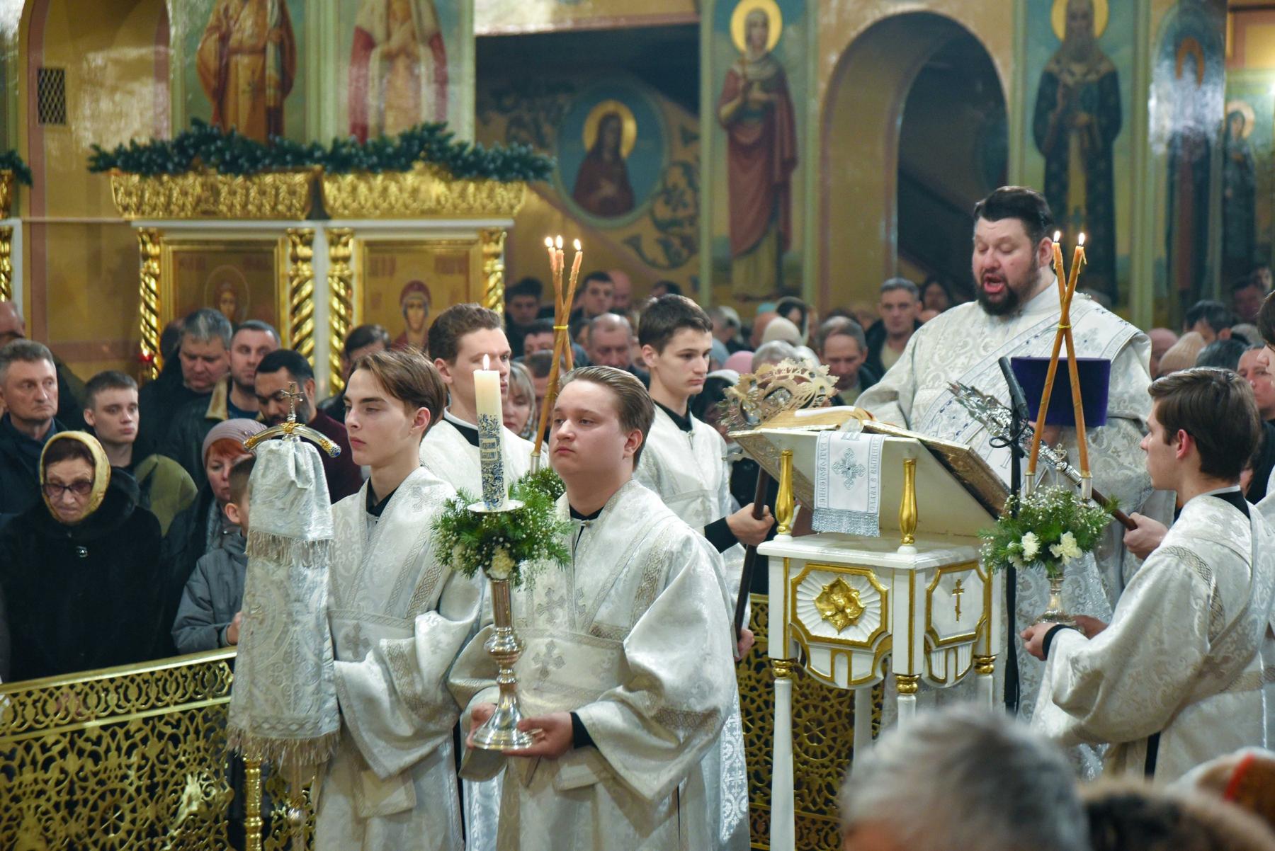 Фото Тысячи новосибирцев посетили службу в храмах в Рождественскую ночь. ФОТОРЕПОРТАЖ 24