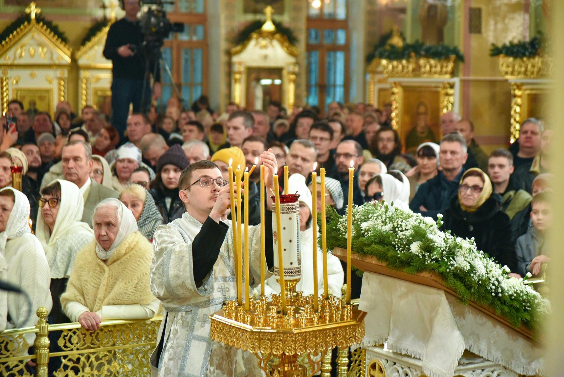 Фото Тысячи новосибирцев посетили службу в храмах в Рождественскую ночь. ФОТОРЕПОРТАЖ 26