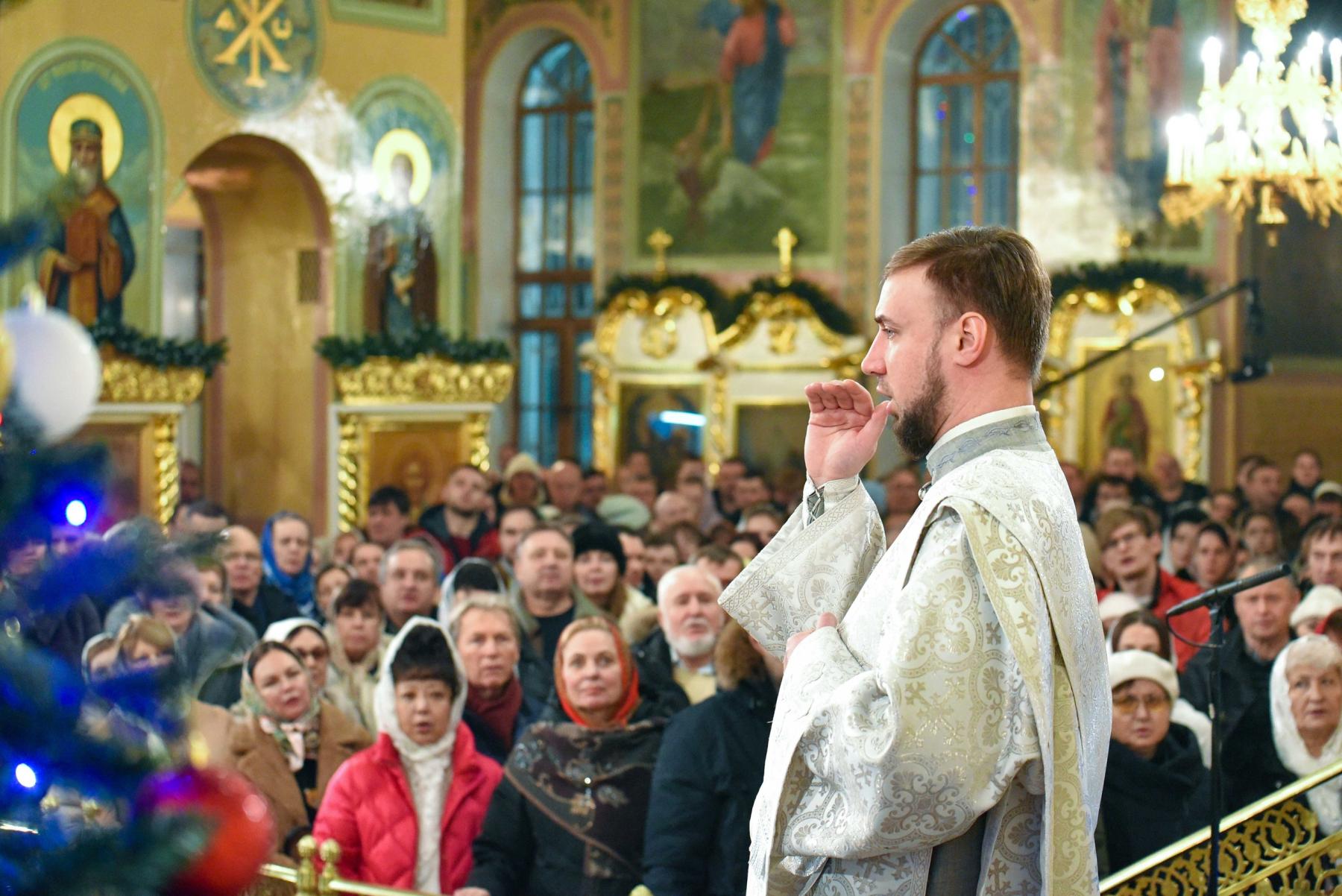 Фото Тысячи новосибирцев посетили службу в храмах в Рождественскую ночь. ФОТОРЕПОРТАЖ 31