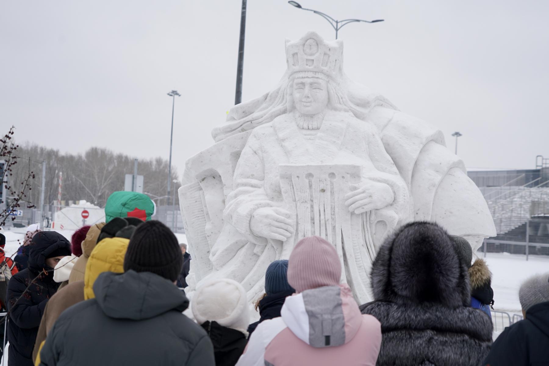 Фото Открытие ледового городка, снежный фестиваль и Рождество. Опубликован фоторепортаж праздничных гуляний-2025 в Новосибирске 35