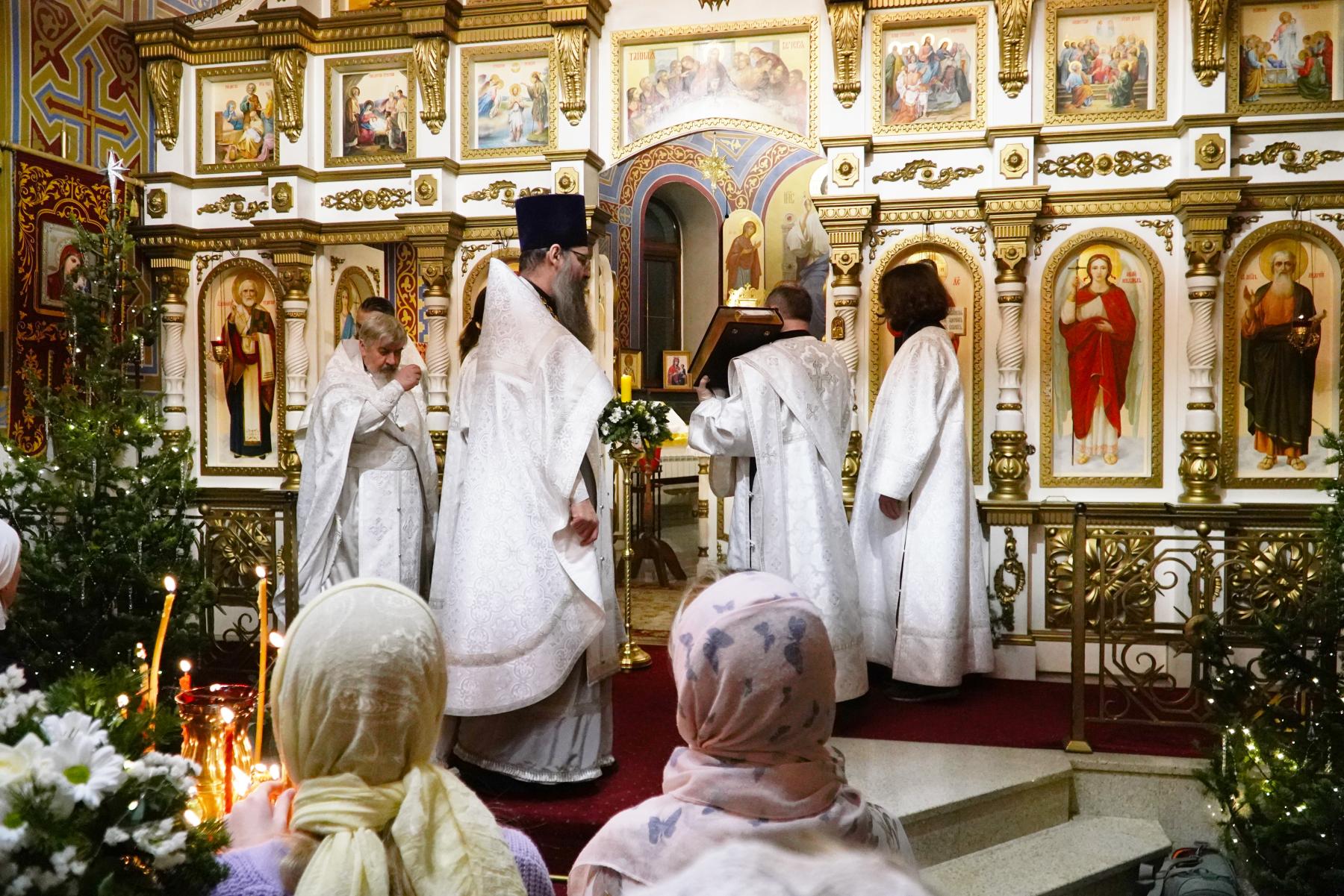 Фото В Новосибирске опубликованы кадры Рождественской службы в храмах 7