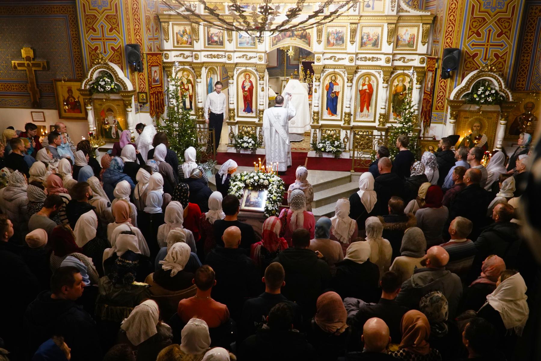 Фото Тысячи новосибирцев посетили службу в храмах в Рождественскую ночь. ФОТОРЕПОРТАЖ 36