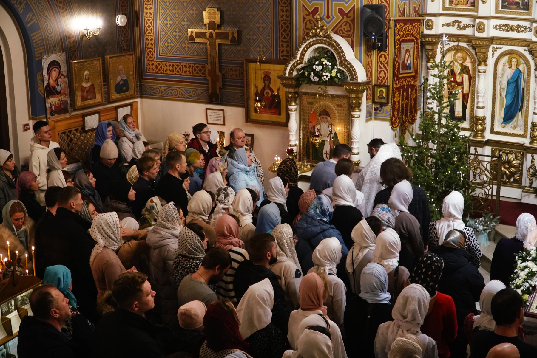 Фото Тысячи новосибирцев посетили службу в храмах в Рождественскую ночь. ФОТОРЕПОРТАЖ 40