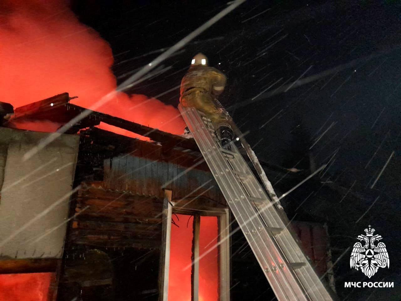 Фото Следователи устанавливают причину пожара в Новосибирской области, где погибла пожилая пара 2 - Сиб.ФМ Фото Следователи устанавливают причину пожара в Новосибирской области, где погибла пожилая пара 2