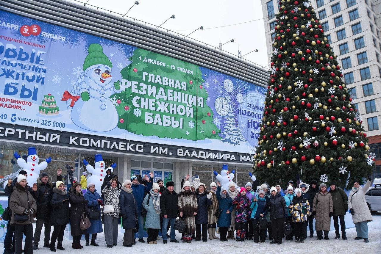 Фото Открытие ледового городка, снежный фестиваль и Рождество. Опубликован фоторепортаж праздничных гуляний-2025 в Новосибирске 7