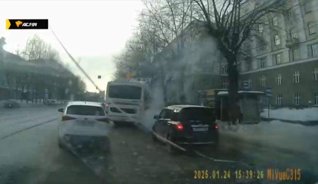 Фото В Новосибирске водитель автобуса №13 проехал на красный сигнал светофора и встал посреди дороги для высадки пассажиров 2 - Сиб.ФМ Фото В Новосибирске водитель автобуса №13 проехал на красный сигнал светофора и встал посреди дороги для высадки пассажиров 2