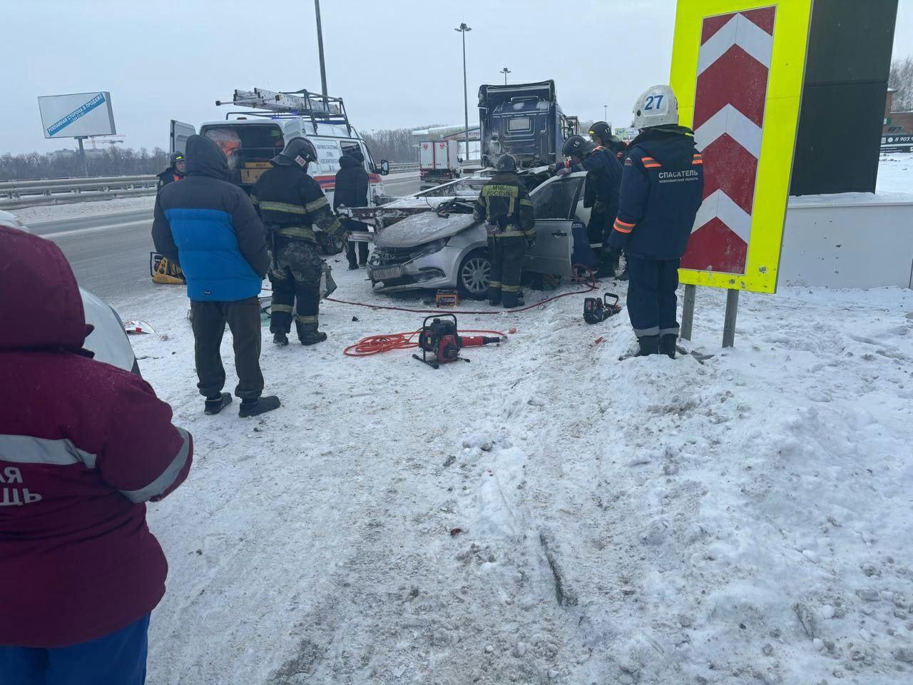 Фото В ДТП на Советском шоссе в Новосибирске погибли водитель и пассажир LADA, которые проскочили на «красный» 2 - Сиб.ФМ Фото В ДТП на Советском шоссе в Новосибирске погибли водитель и пассажир LADA, которые проскочили на «красный» 2