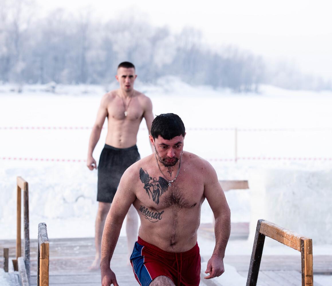 Фото Женщины в бикини и татуированные преступники. В Новосибирске с ажиотажем прошли Крещенские купания в аномальный мороз - 37 ледяных кадров 33