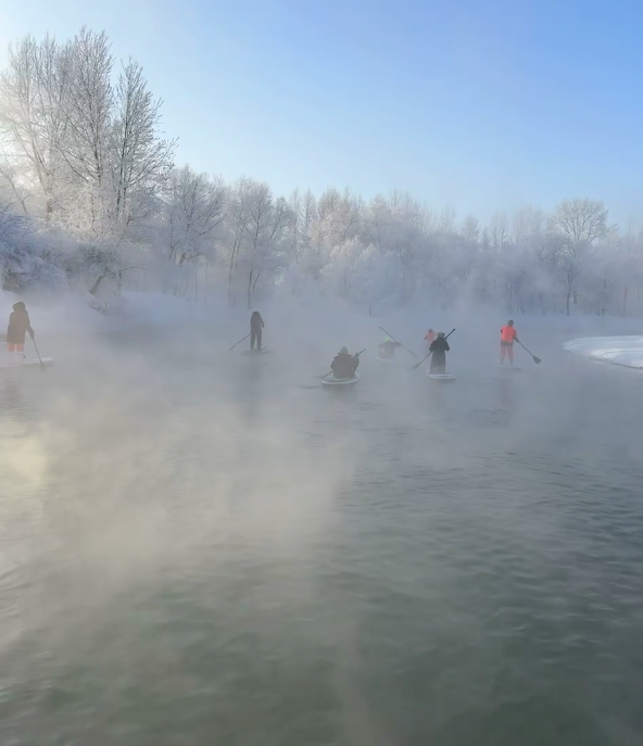 Фото Новосибирцы устроили массовый заплыв на сапах в мороз –26 градусов: 20 леденящих кадров 21