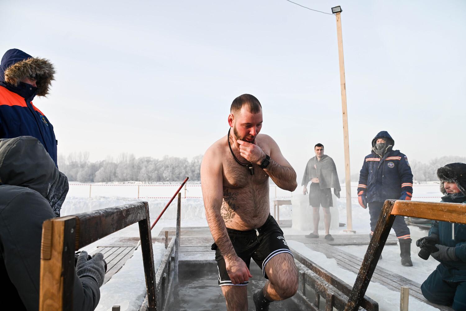 Фото Женщины в бикини и татуированные преступники. В Новосибирске с ажиотажем прошли Крещенские купания в аномальный мороз - 37 ледяных кадров 26