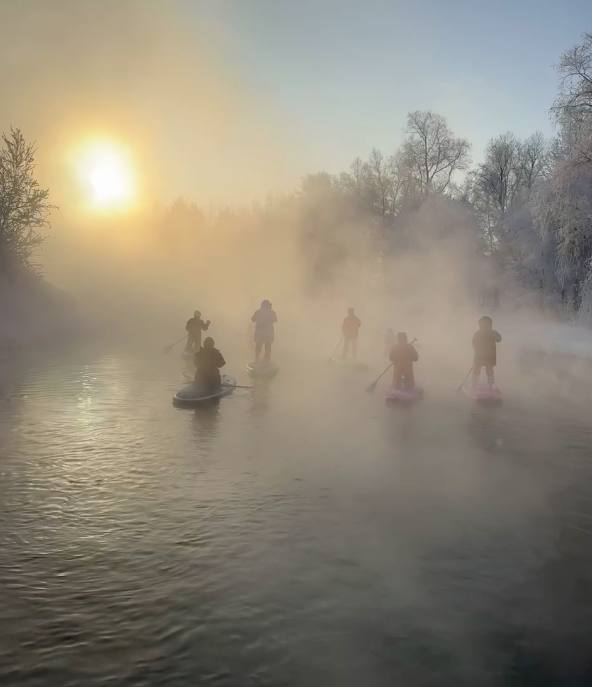 Фото Новосибирцы устроили массовый заплыв на сапах в мороз –26 градусов: 20 леденящих кадров 20